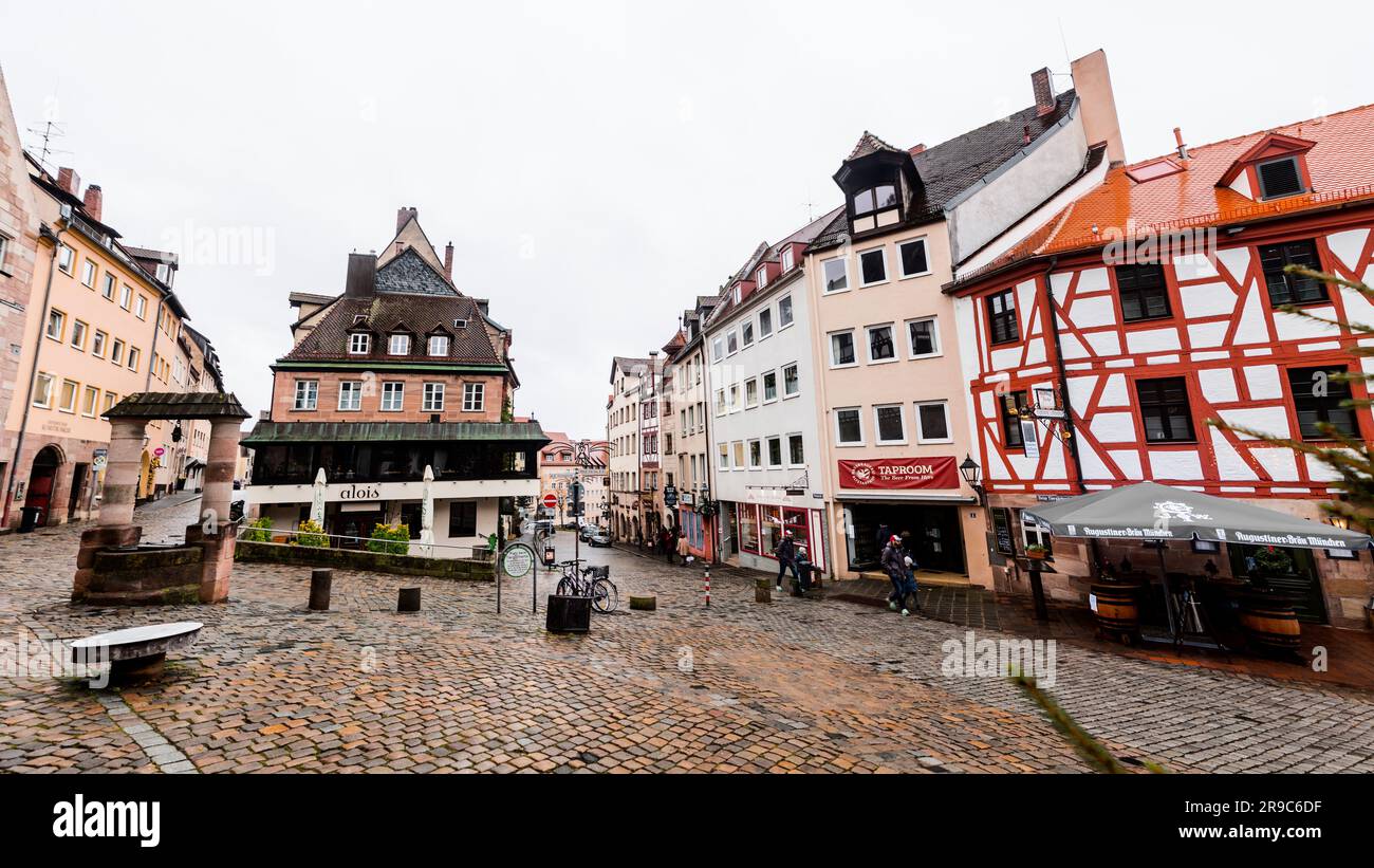 Nuremberg, Allemagne - 28 décembre 2021: Architecture générique et vue sur la rue depuis Albrecht Duerer Platz, Nuremberg, Bavière, Allemagne. Banque D'Images