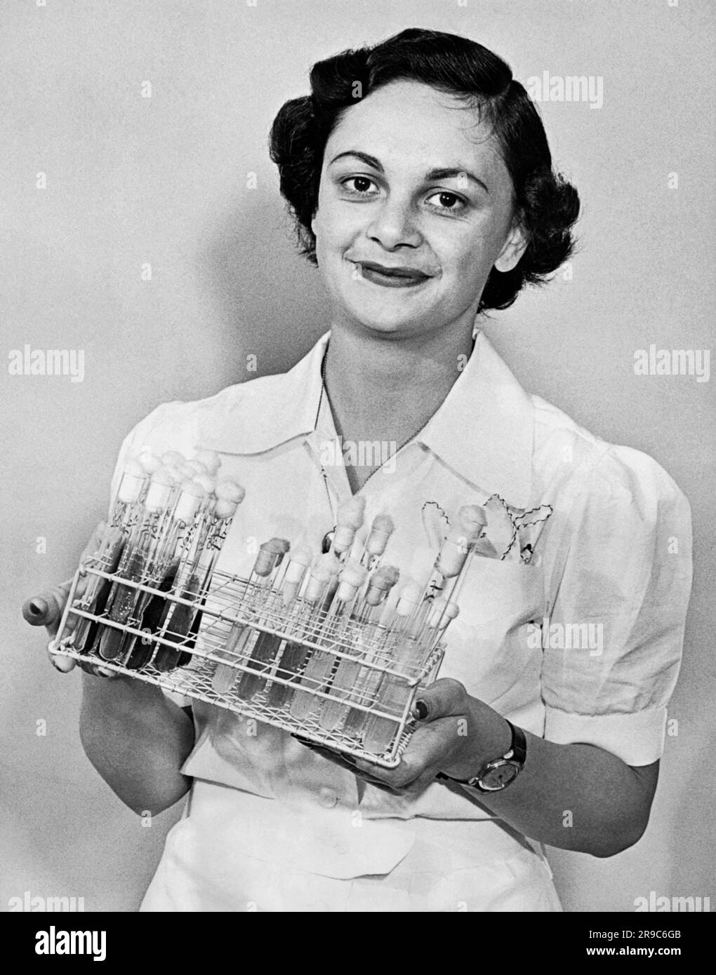 Los Angeles, Californie: Marzieh Saghafi, étudiant diplômé de l'Université de 10 avril 1952 en Californie du Sud, de Téhéran, en Iran, a redécouvert une souche de bactéries qui a été perdue pour la science depuis 33 ans. La bactérie, connue sous le nom de 'Bacillus Badius Batchelor', a été signalée pour la dernière fois par Marjorie Deitz Batchelor, de l'Université John Hopkins, dans le Journal of Bacteriology de 1919 et n'avait pas été vue depuis. Banque D'Images