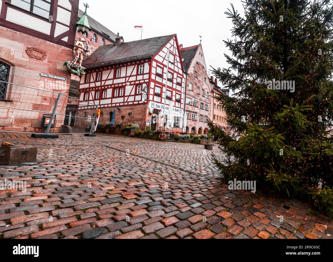 Nuremberg, Allemagne - 28 décembre 2021: Architecture générique et vue sur la rue depuis Albrecht Duerer Platz, Nuremberg, Bavière, Allemagne. Banque D'Images