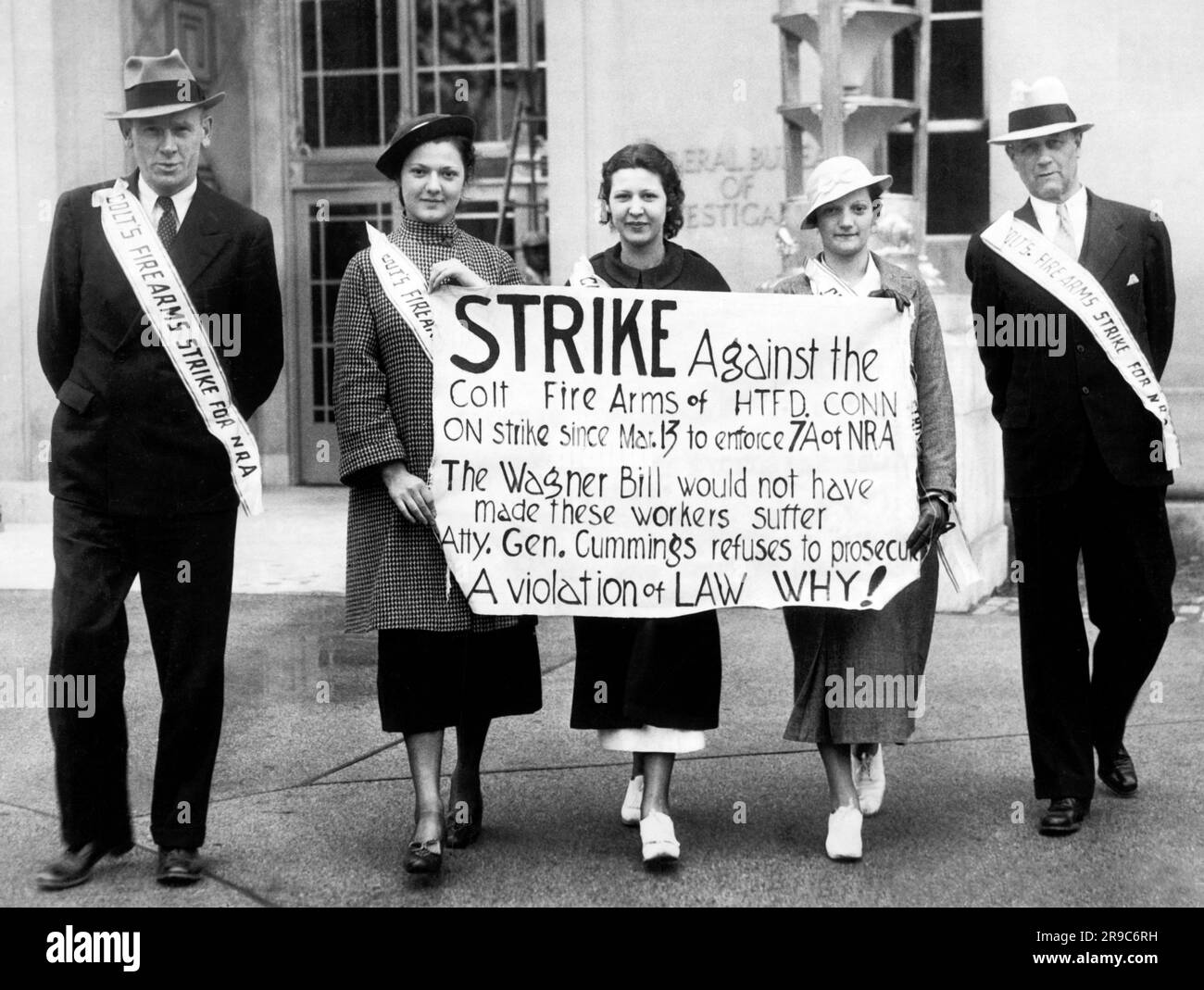 Washington, D.C.: 23 mai 1935 hommes et femmes piquetage devant le Bureau fédéral d'enquête. Ils protestent contre l'absence d'action fédérale dans le cadre de la grève à l'usine Colt Firearms de Hartford, Connecticut, où les mitrailleuses utilisées par les officiers fédéraux sont fabriquées. Banque D'Images
