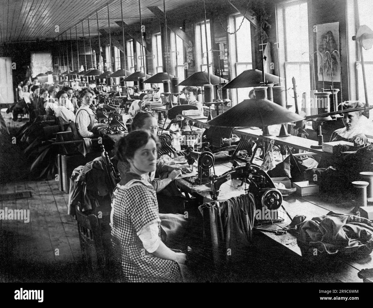 Vermont : c. 1915. Les femmes travaillent dans une usine de vêtements. Banque D'Images