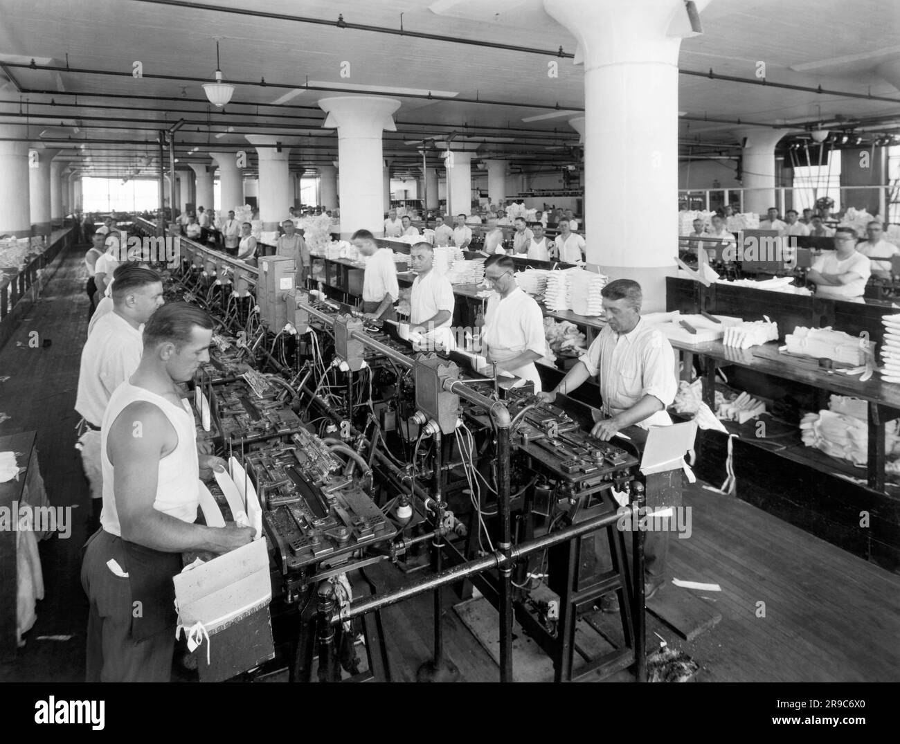 Troy, New York : c. 1933 le département de tournage de col de l'usine de vêtements de Cluett Peabody & Co., fabricant de chemises de marque Arrow. Banque D'Images