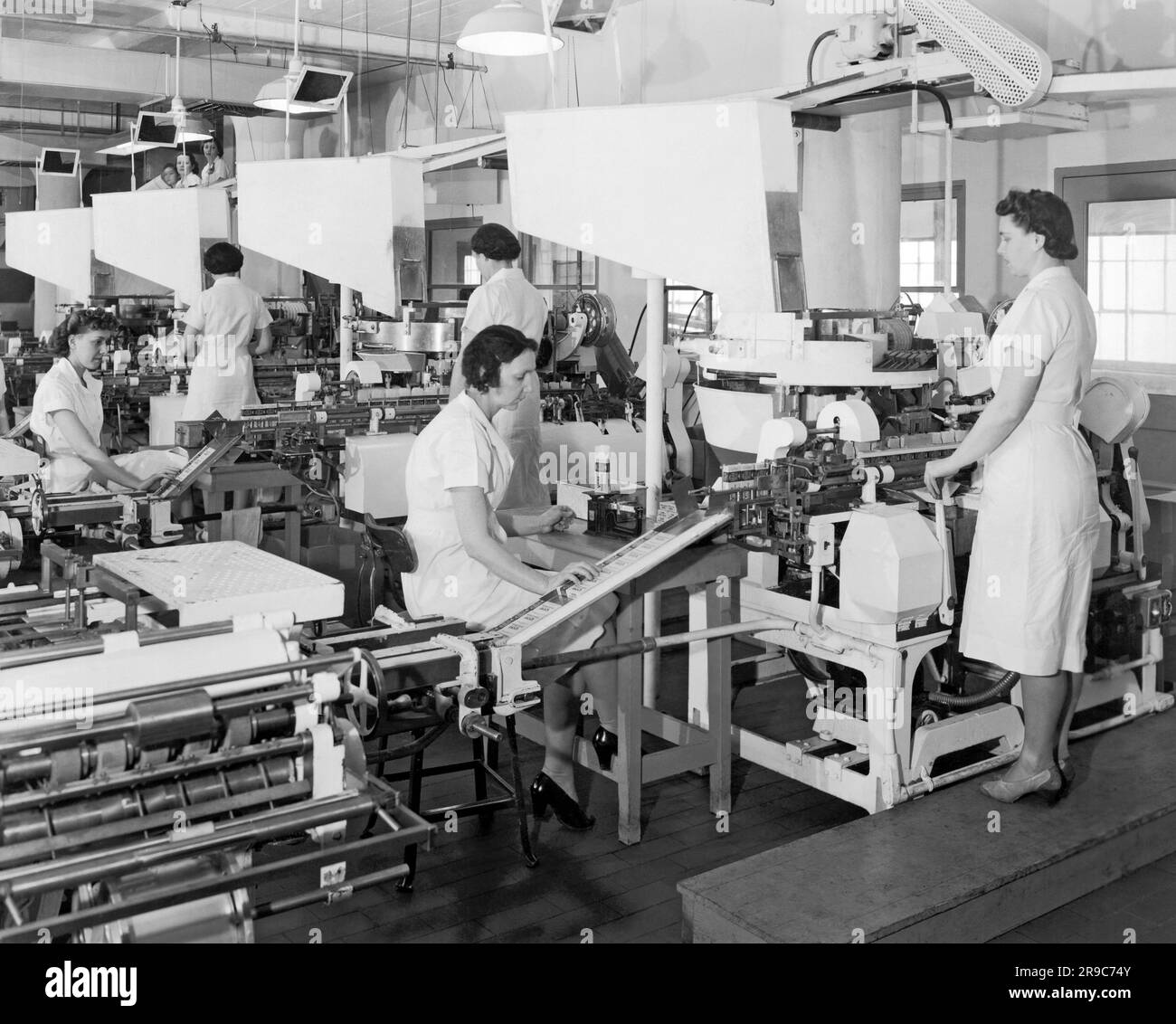 Greensboro, Caroline du Nord : août 1942 femmes travaillant dans le département d'emballage de l'usine Vicks Ttoussez Drops. Banque D'Images