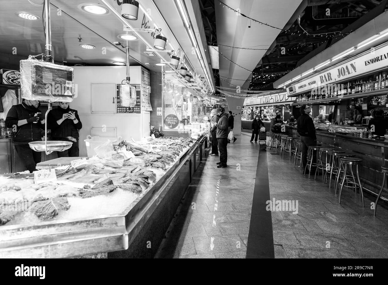 Barcelone, Espagne - 13 FÉVRIER 2022: Situé à la Ribera, le Mercat de Santa Caterina est en service depuis 1848. Rénové en 2005 par Enric Miral Banque D'Images