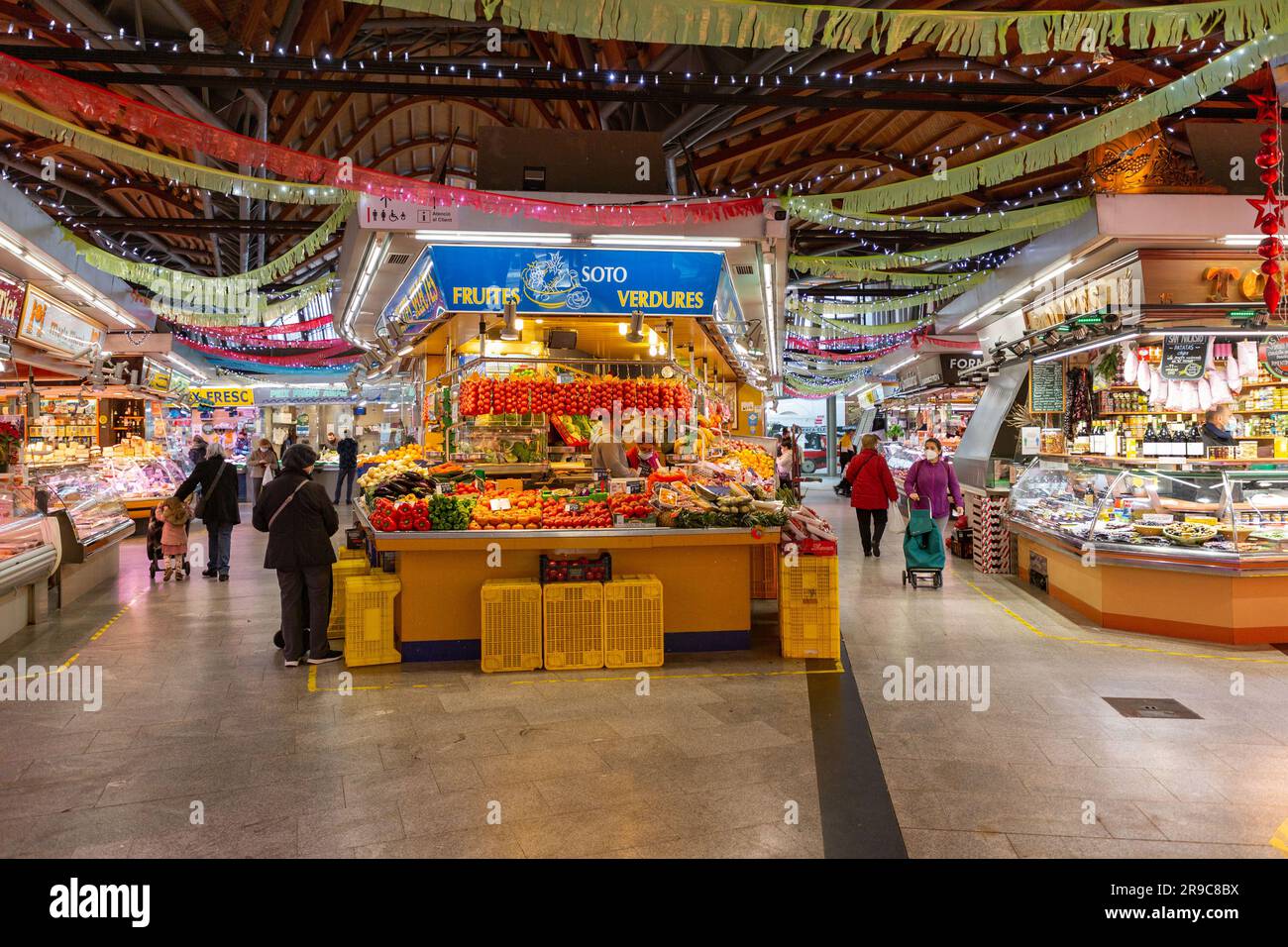 Barcelone, Espagne - 10 FÉVRIER 2022: Produits frais vendus à l'intérieur du Mercat de Santa Caterina situé à la Ribera, Barcelone, Espagne. Banque D'Images