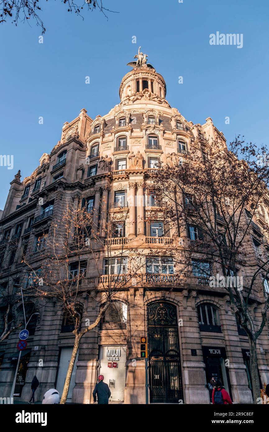 Barcelone, Espagne - 10 février 2022: Bâtiments autour du Passeig de Gracia, l'une des principales avenues du quartier Eixample de Barcelone, Espagne. Banque D'Images