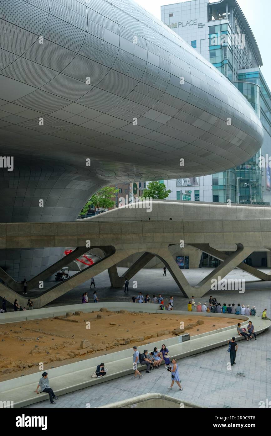 Séoul, Corée du Sud - 23 juin 2023 : vues sur la place Dongdaemun Design à Séoul, le bâtiment conçu par Zaha Hadid et Samoo. Corée du Sud. Banque D'Images