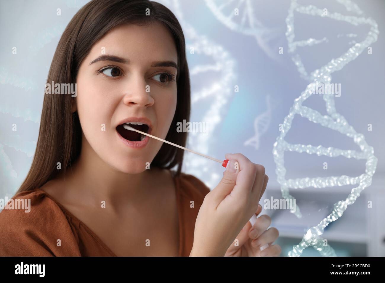 Femme prenant l'échantillon pour des tests génétiques à l'intérieur. Illustration de la structure de l'ADN Banque D'Images