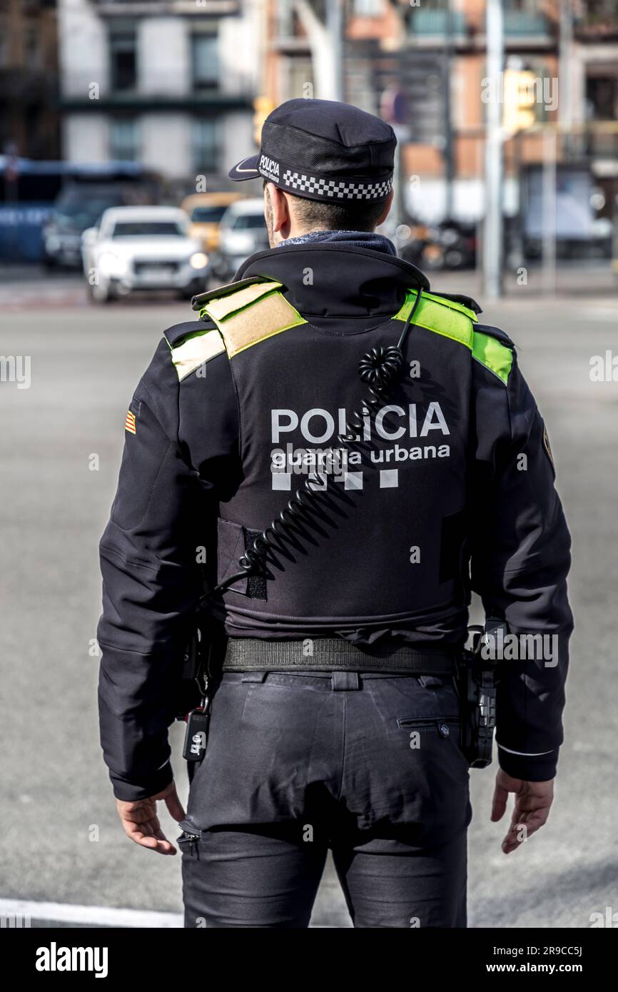 Barcelone, Espagne - 10 FÉVRIER 2022 : policier de garde urbaine dans son uniforme, en service dans les rues de Barcelone, Espagne. Banque D'Images