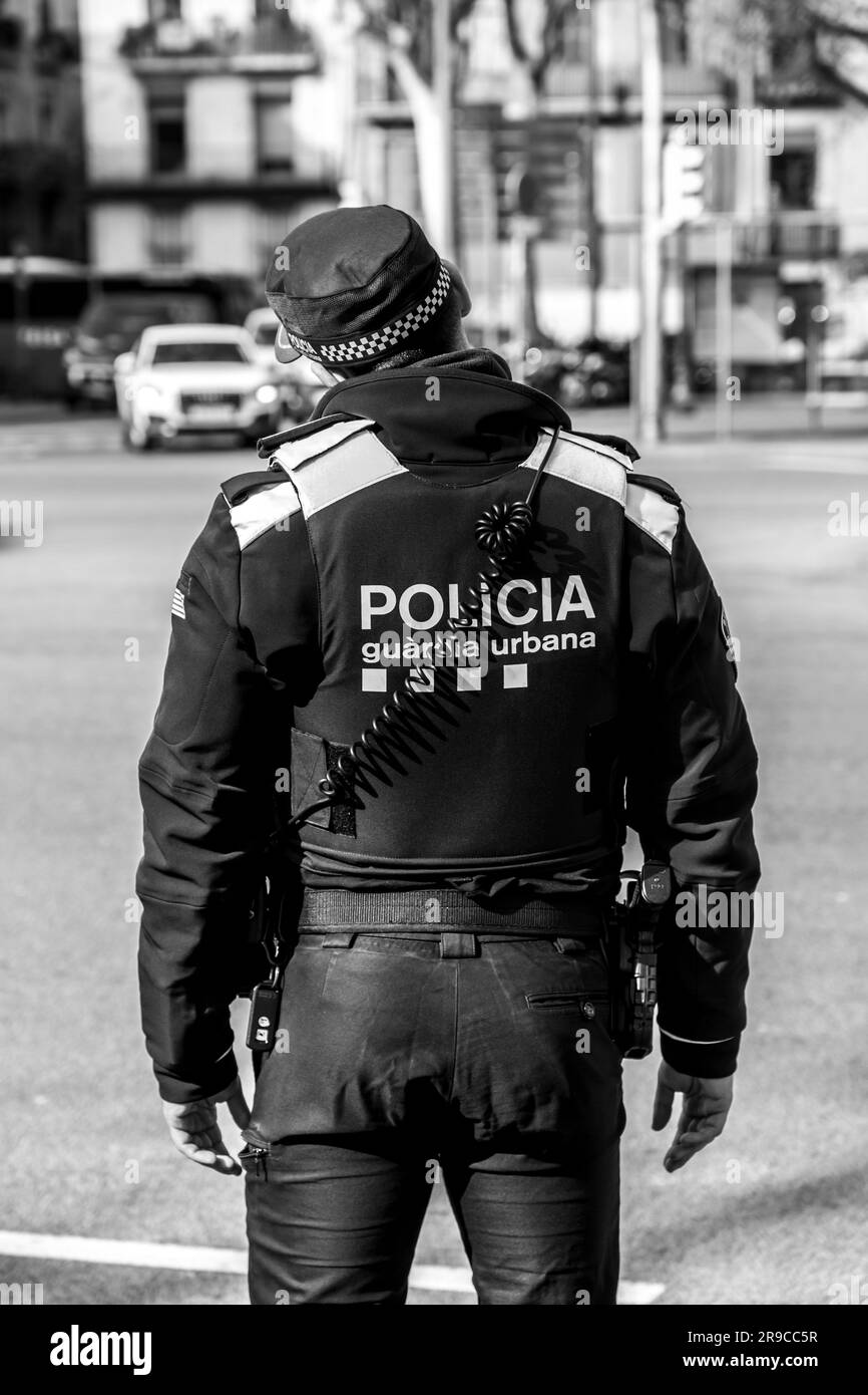Barcelone, Espagne - 10 FÉVRIER 2022 : policier de garde urbaine dans son uniforme, en service dans les rues de Barcelone, Espagne. Banque D'Images