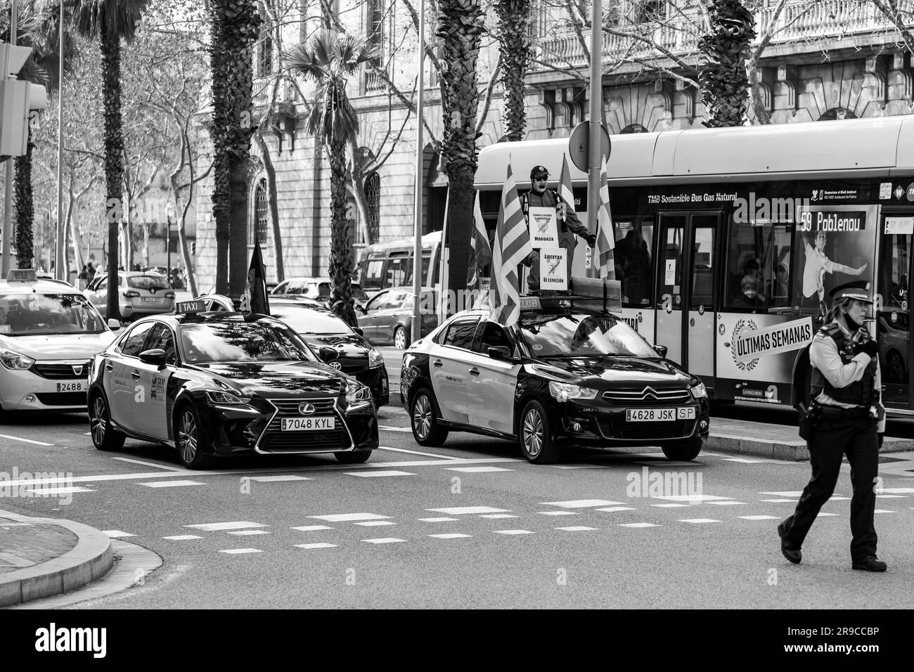 Barcelone, Espagne - 10 FÉVRIER 2022 : les chauffeurs de taxi protestent contre Uber, l'application de transport en ligne, dans les rues de Barcelone, Catalogne, Espagne. Banque D'Images