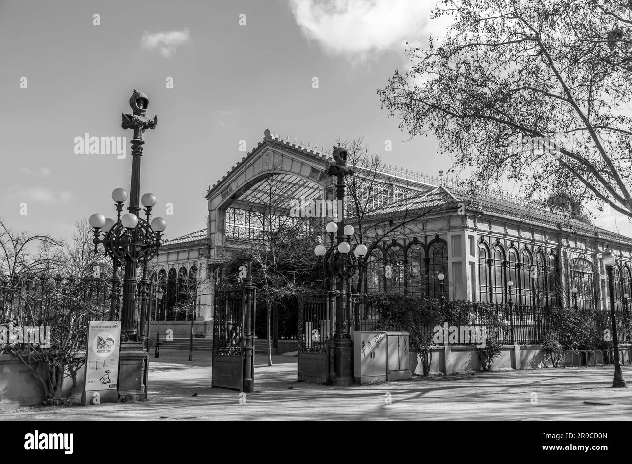 Barcelone, Espagne - 13 FÉVRIER 2022 : l'Hivernacle est un bâtiment moderniste situé à l'intérieur du parc de la Ciutadella, à côté des Castell dels Tres Dragons, Banque D'Images