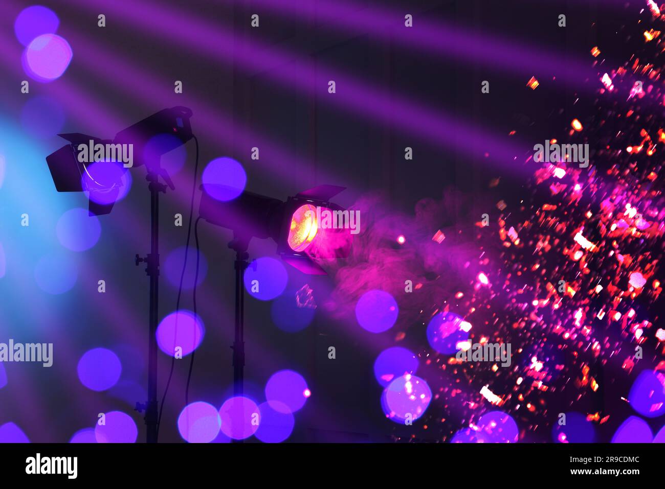 Spots lumineux, faisceaux de lumière et confettis brillants en boîte de nuit,  effet bokeh Photo Stock - Alamy