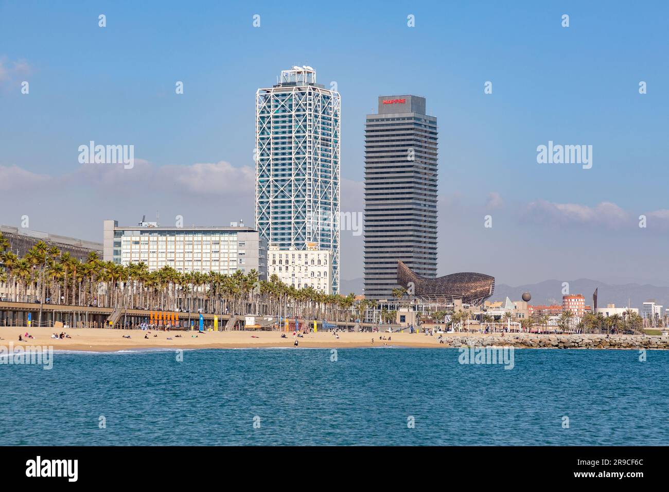 Barcelone, Espagne - 10 FÉVRIER 2022 : la sculpture géante de poissons d'or, El Peix de Frank Gehry, située sur le port Olypmique de Barcelone, Catalogne, Espagne. Banque D'Images