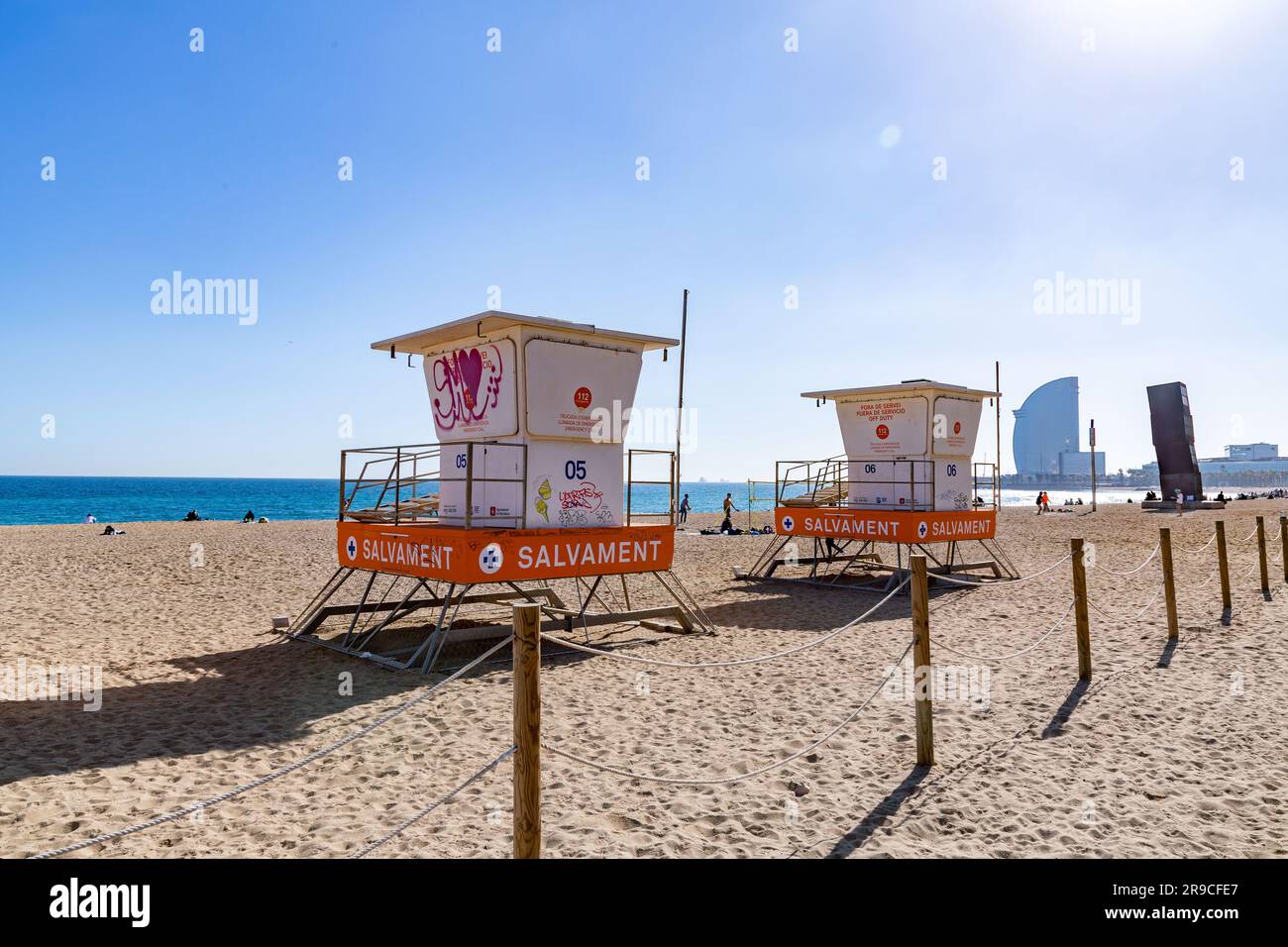 Barcelone, Espagne - 10 FÉVRIER 2022 : tours de sauveteurs le long de la plage de Barceloneta dans le quartier de Ciutat Vella de Barcelone, sur la côte méditerranéenne, Espagne. Banque D'Images