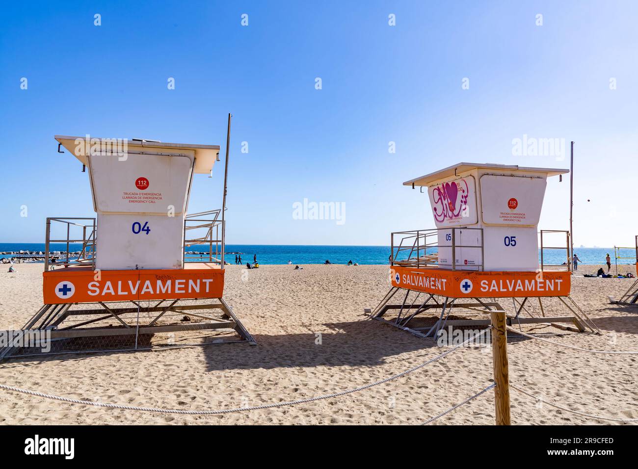 Barcelone, Espagne - 10 FÉVRIER 2022 : tours de sauveteurs le long de la plage de Barceloneta dans le quartier de Ciutat Vella de Barcelone, sur la côte méditerranéenne, Espagne. Banque D'Images