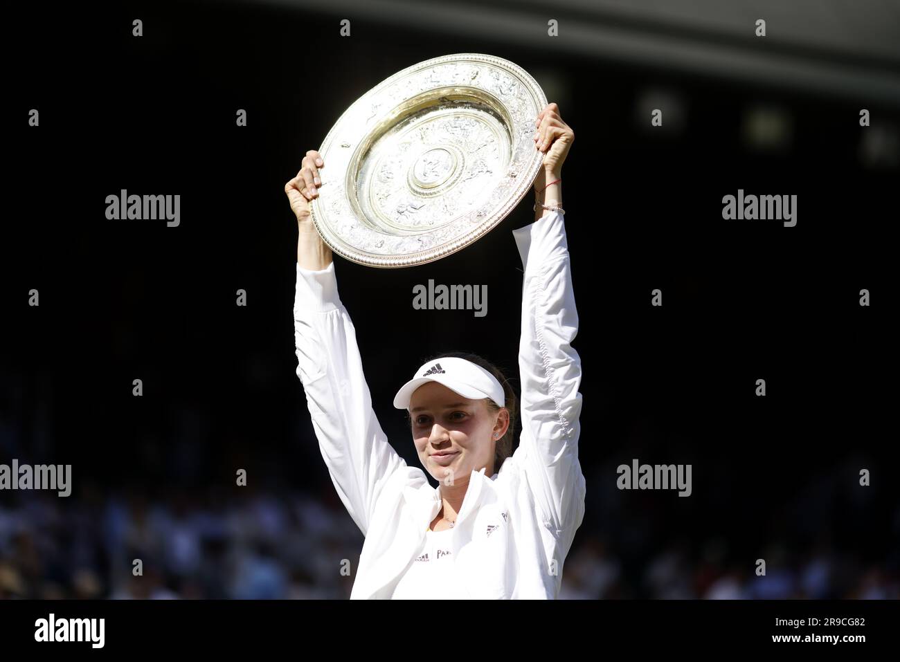 Photo du dossier datée du 09-07-2022 d'Elena Rybakina avec le plat venus Rosewater après avoir vaincu ont Jabeur. L'incongreur Rybakina a été le paquet surprise l'année dernière, en gardant une tête calme pour mettre chaque challenger à l'écart et gagner son premier major à l'âge de 23 ans. Date de publication : lundi 26 juin 2023. Banque D'Images