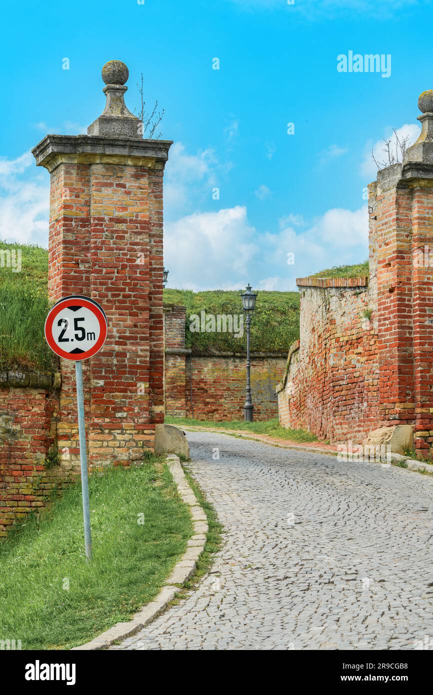 Hauteur maximale du véhicule signalisation routière, limite de hauteur signalisation de sécurité routière. Mise au point sélective. Banque D'Images