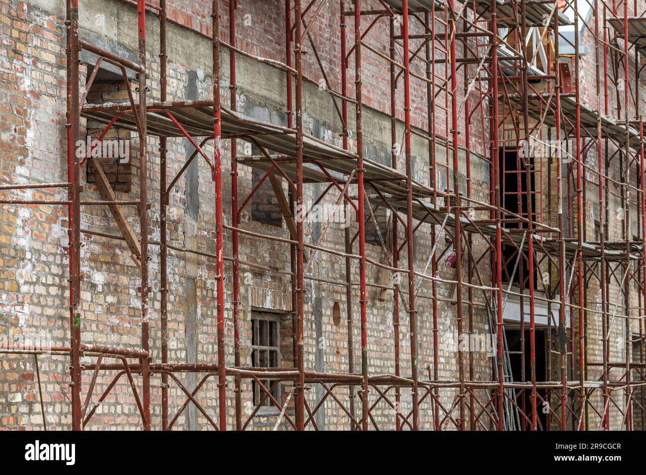 Structure d'échafaudage sur le chantier de construction, rénovation d'un ancien bâtiment industriel, attention sélective Banque D'Images