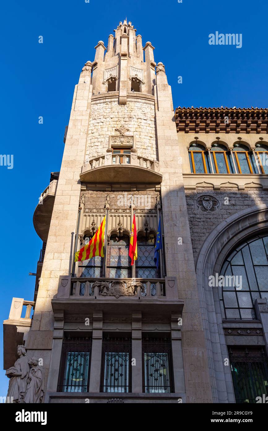 Barcelone, Espagne - 10 février 2022: CaixaBank, S.A. est une multinationale espagnole de services financiers. Basé à Valence, avec des bureaux opérationnels Banque D'Images