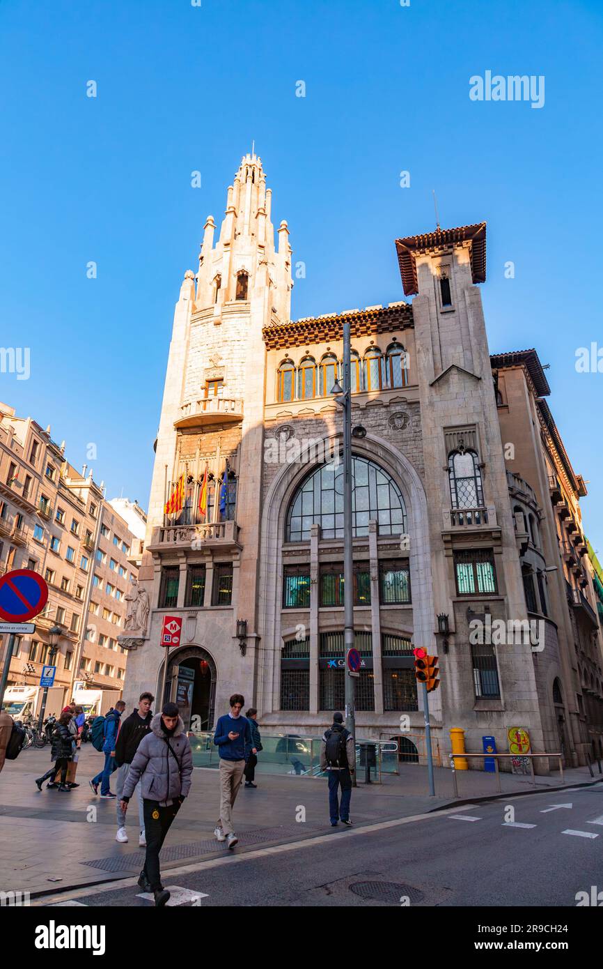 Barcelone, Espagne - 10 février 2022: CaixaBank, S.A. est une multinationale espagnole de services financiers. Basé à Valence, avec des bureaux opérationnels Banque D'Images