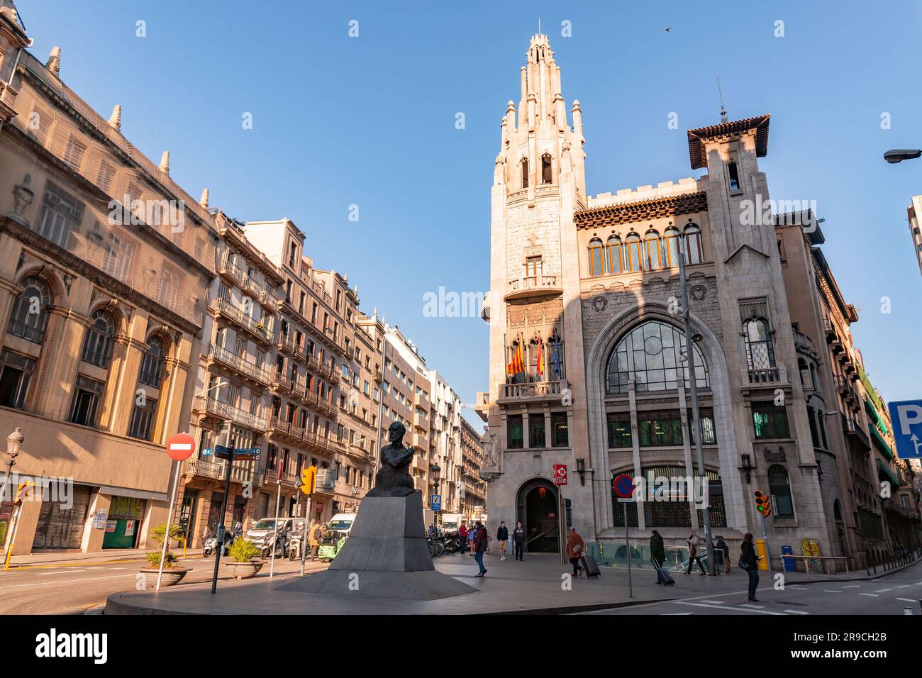 Barcelone, Espagne - 10 février 2022: CaixaBank, S.A. est une multinationale espagnole de services financiers. Basé à Valence, avec des bureaux opérationnels Banque D'Images