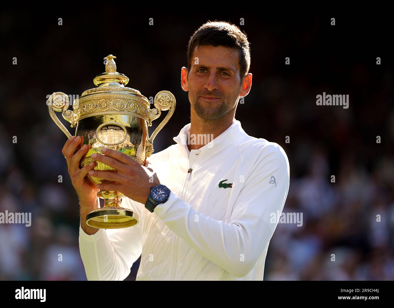 Photo du dossier datée du 10-07-2022 de Novak Djokovic fête avec le Trophée après sa victoire sur Nick Kyrgios dans la finale des singles de gentlemen. À mesure que Novak Djokovic se soumisera de plus en plus d'histoire, les organisateurs de Wimbledon feront en sorte que l'accent reste mis sur le tennis. Date de publication : lundi 26 juin 2023. Banque D'Images