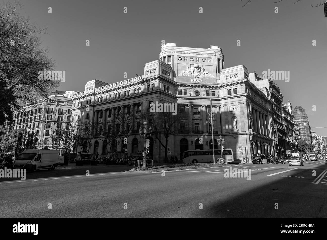 Barcelone, Espagne - 10 février 2022 : signalisation et entrée de la banque BBVA, Passeig de Gracia, Barcelone, Espagne. Banque D'Images