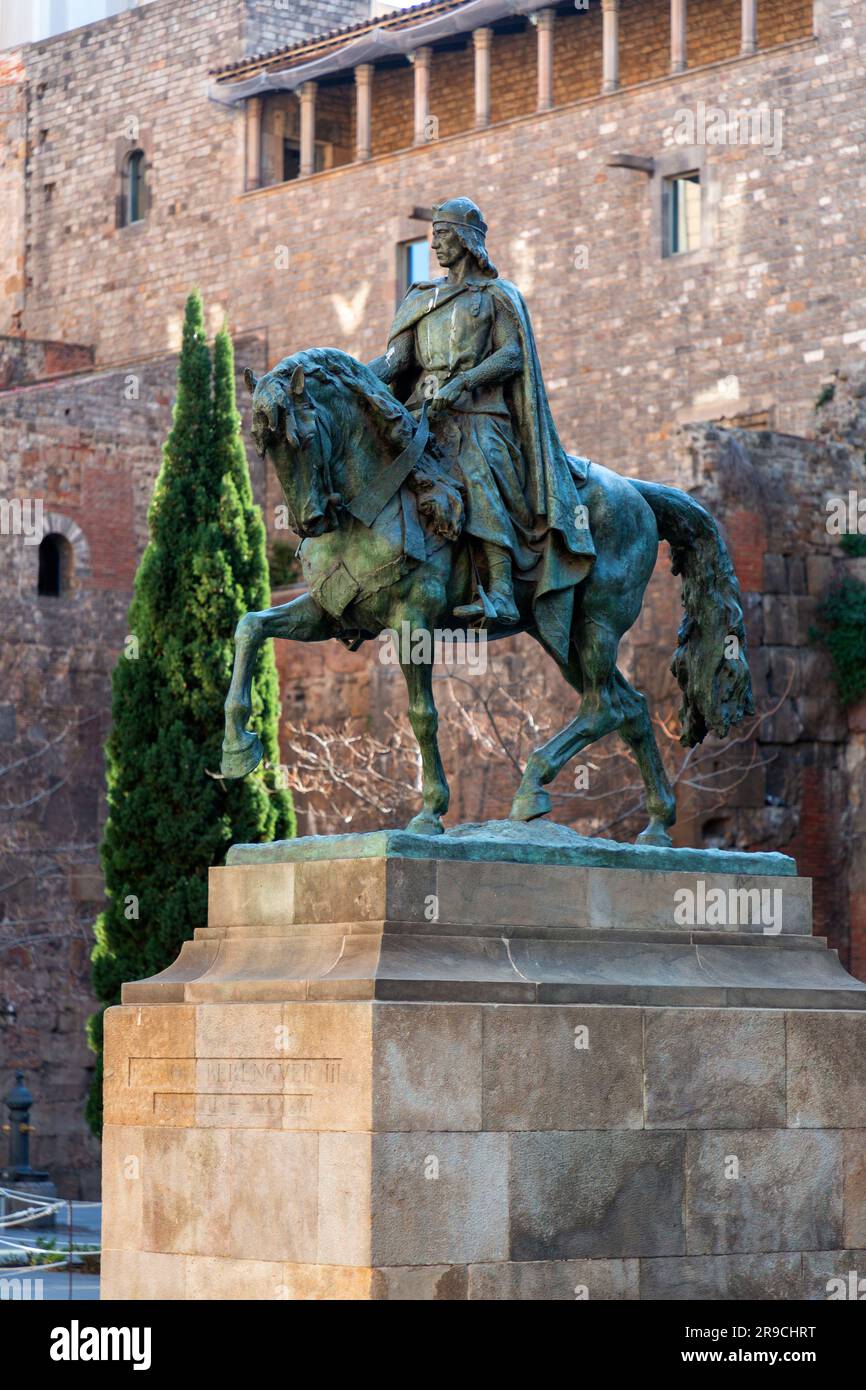 Barcelone, Espagne - 10 FÉVRIER 2022 : statue de Ramon Berenguer III sculptée par Frédéric Maras et incrustée en 1950 à Placa Ramon Berenguer el Gran. Banque D'Images