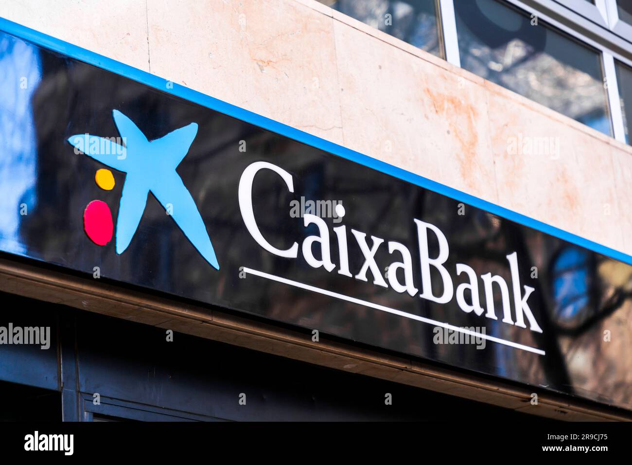 Barcelone, Espagne - 10 février 2022: CaixaBank, S.A. est une multinationale espagnole de services financiers. Basé à Valence, avec des bureaux opérationnels Banque D'Images