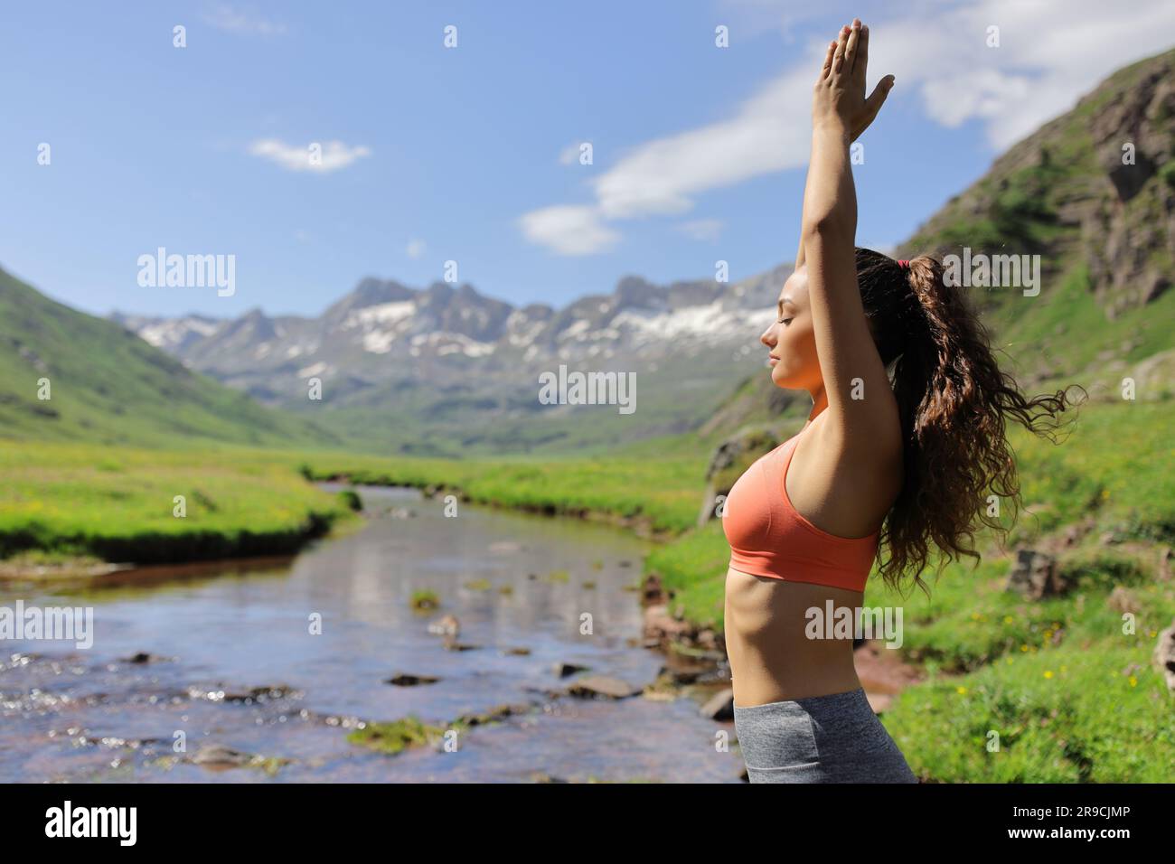 Profil d'une femme faisant de l'exercice de yoga dans une rivière Banque D'Images