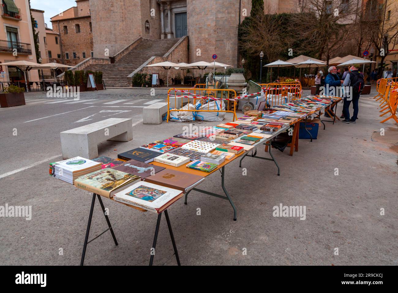 Gérone, Catalogne, Espagne - 12 FÉVRIER 2022 : stands au marché de seconde main à la rue Place Felix à Gérone, Catalogne, Espagne. Banque D'Images