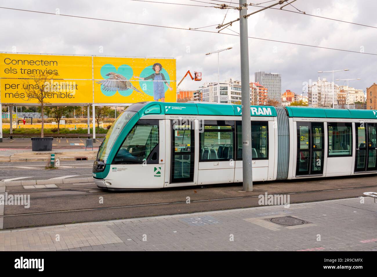 Barcelone, Espagne - 13 FÉVRIER 2022 : Tramvia Blau, Blue Tram est un réseau de tramways, qui fait partie du réseau métropolitain de Barcelone. Banque D'Images