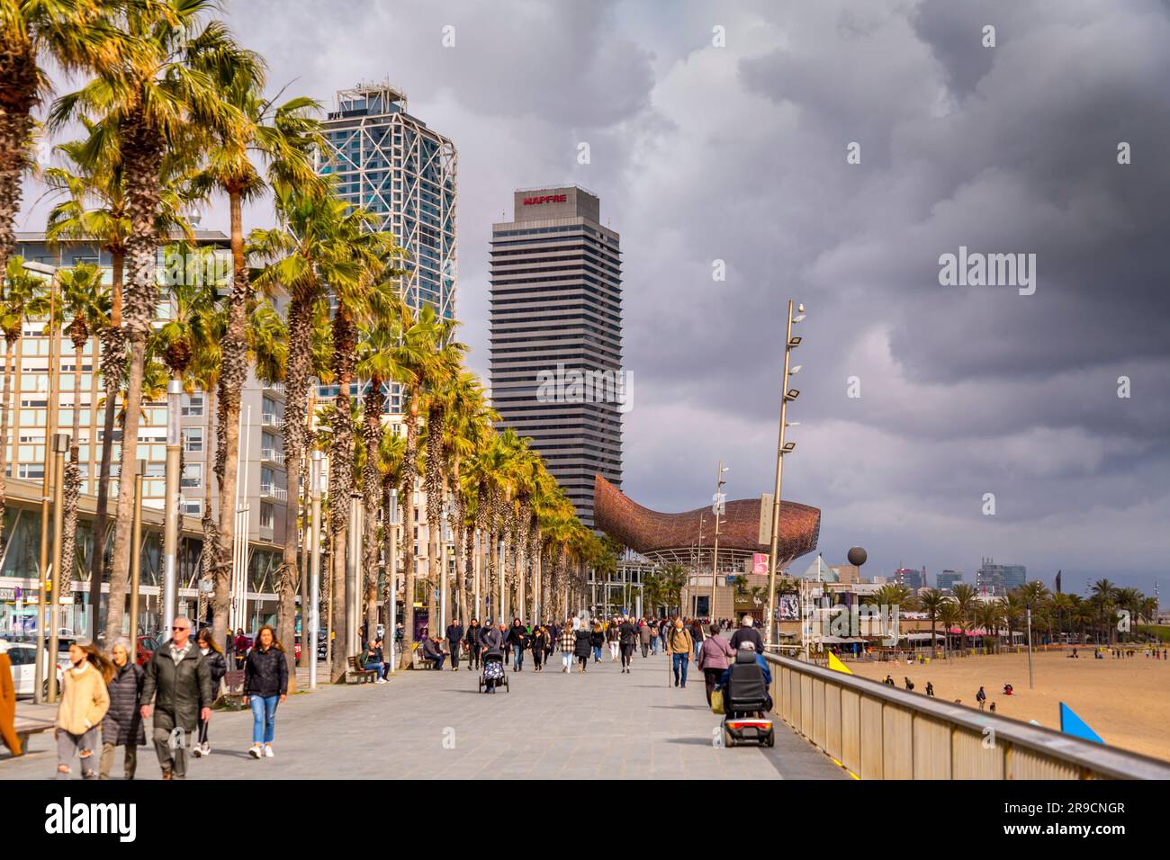 Barcelone, Espagne - 13 FÉVRIER 2022 : la sculpture géante de poissons d'or, El Peix de Frank Gehry, située sur le port Olypmique de Barcelone, Catalogne, Espagne. Banque D'Images