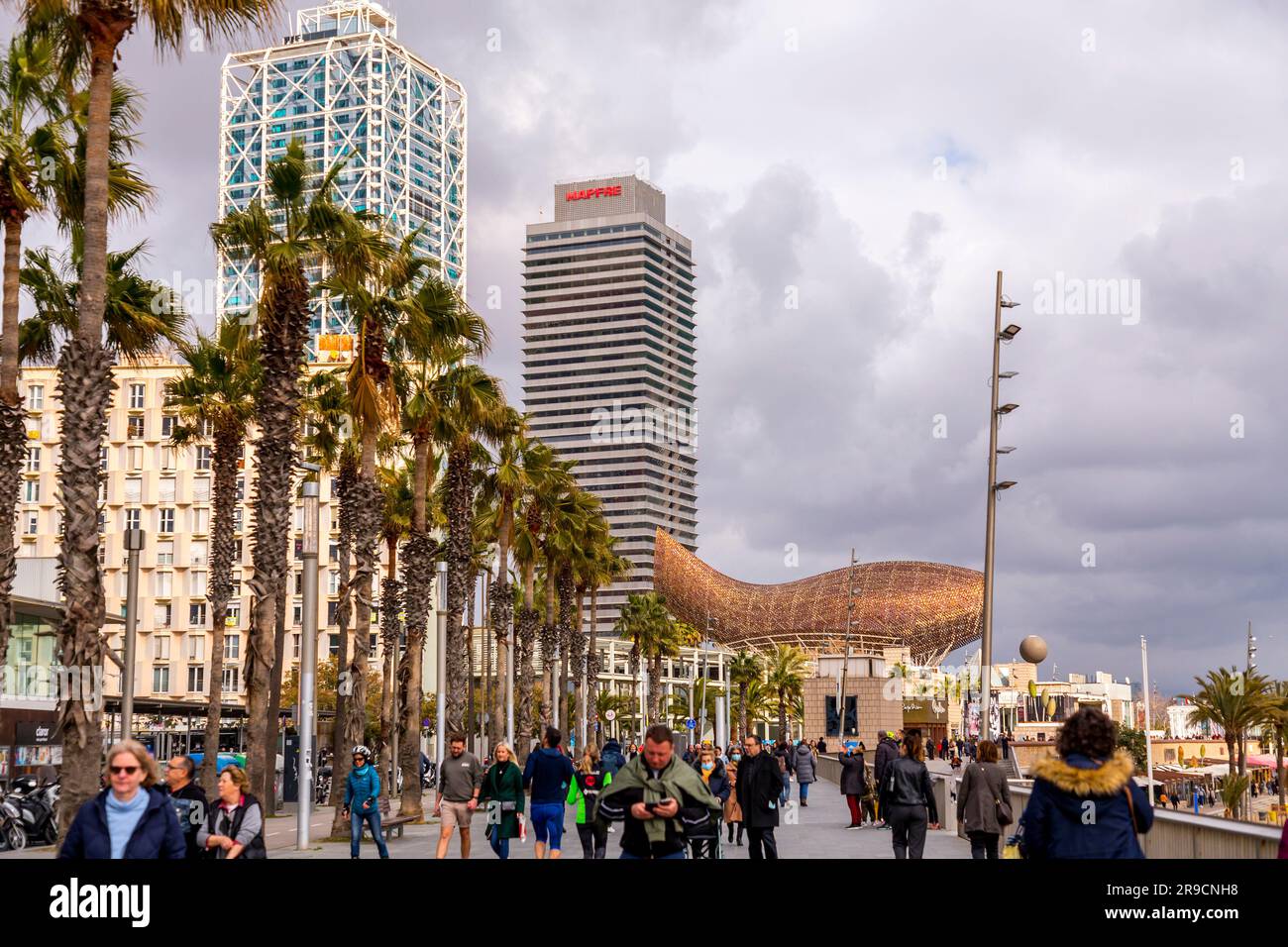 Barcelone, Espagne - 13 FÉVRIER 2022 : la sculpture géante de poissons d'or, El Peix de Frank Gehry, située sur le port Olypmique de Barcelone, Catalogne, Espagne. Banque D'Images