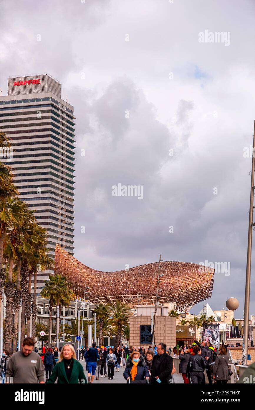 Barcelone, Espagne - 13 FÉVRIER 2022 : la sculpture géante de poissons d'or, El Peix de Frank Gehry, située sur le port Olypmique de Barcelone, Catalogne, Espagne. Banque D'Images