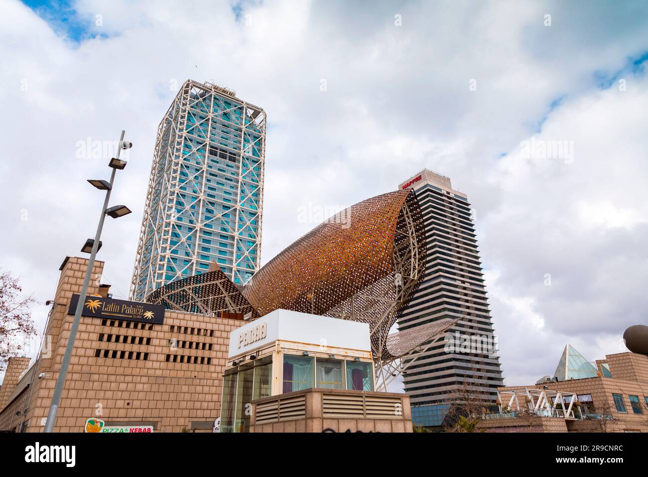 Barcelone, Espagne - 13 FÉVRIER 2022 : la sculpture géante de poissons d'or, El Peix de Frank Gehry, située sur le port Olypmique de Barcelone, Catalogne, Espagne. Banque D'Images