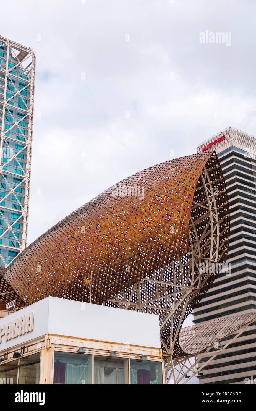 Barcelone, Espagne - 13 FÉVRIER 2022 : la sculpture géante de poissons d'or, El Peix de Frank Gehry, située sur le port Olypmique de Barcelone, Catalogne, Espagne. Banque D'Images