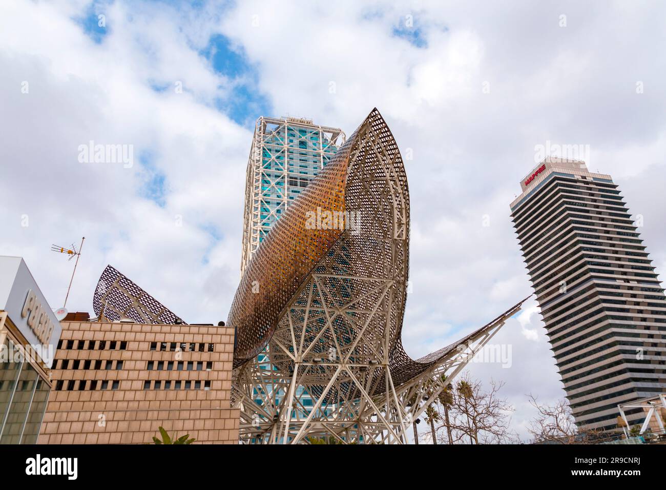 Barcelone, Espagne - 13 FÉVRIER 2022 : la sculpture géante de poissons d'or, El Peix de Frank Gehry, située sur le port Olypmique de Barcelone, Catalogne, Espagne. Banque D'Images