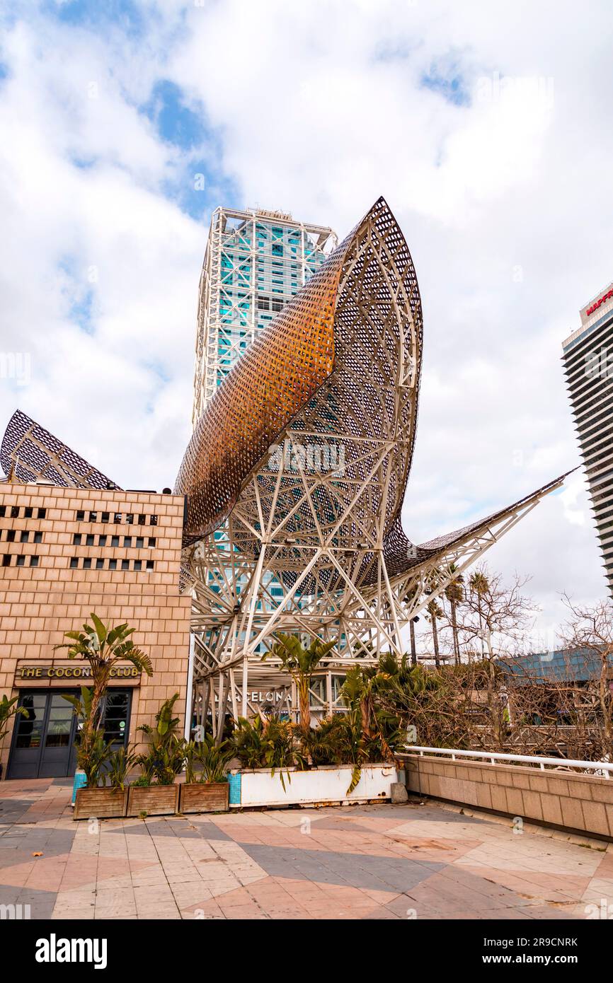 Barcelone, Espagne - 13 FÉVRIER 2022 : la sculpture géante de poissons d'or, El Peix de Frank Gehry, située sur le port Olypmique de Barcelone, Catalogne, Espagne. Banque D'Images