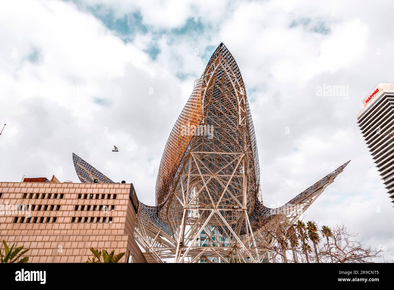 Barcelone, Espagne - 13 FÉVRIER 2022 : la sculpture géante de poissons d'or, El Peix de Frank Gehry, située sur le port Olypmique de Barcelone, Catalogne, Espagne. Banque D'Images