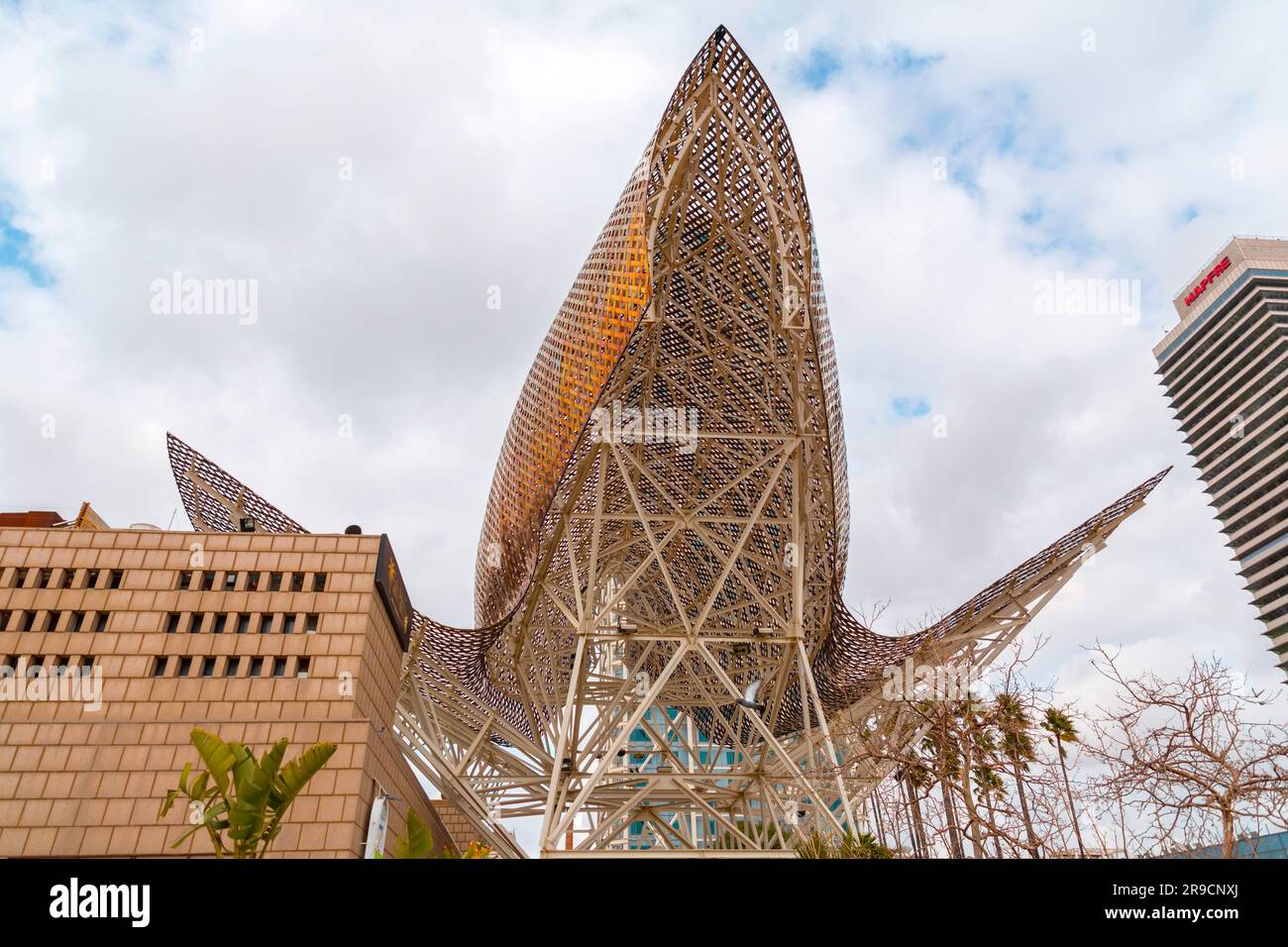 Barcelone, Espagne - 13 FÉVRIER 2022 : la sculpture géante de poissons d'or, El Peix de Frank Gehry, située sur le port Olypmique de Barcelone, Catalogne, Espagne. Banque D'Images