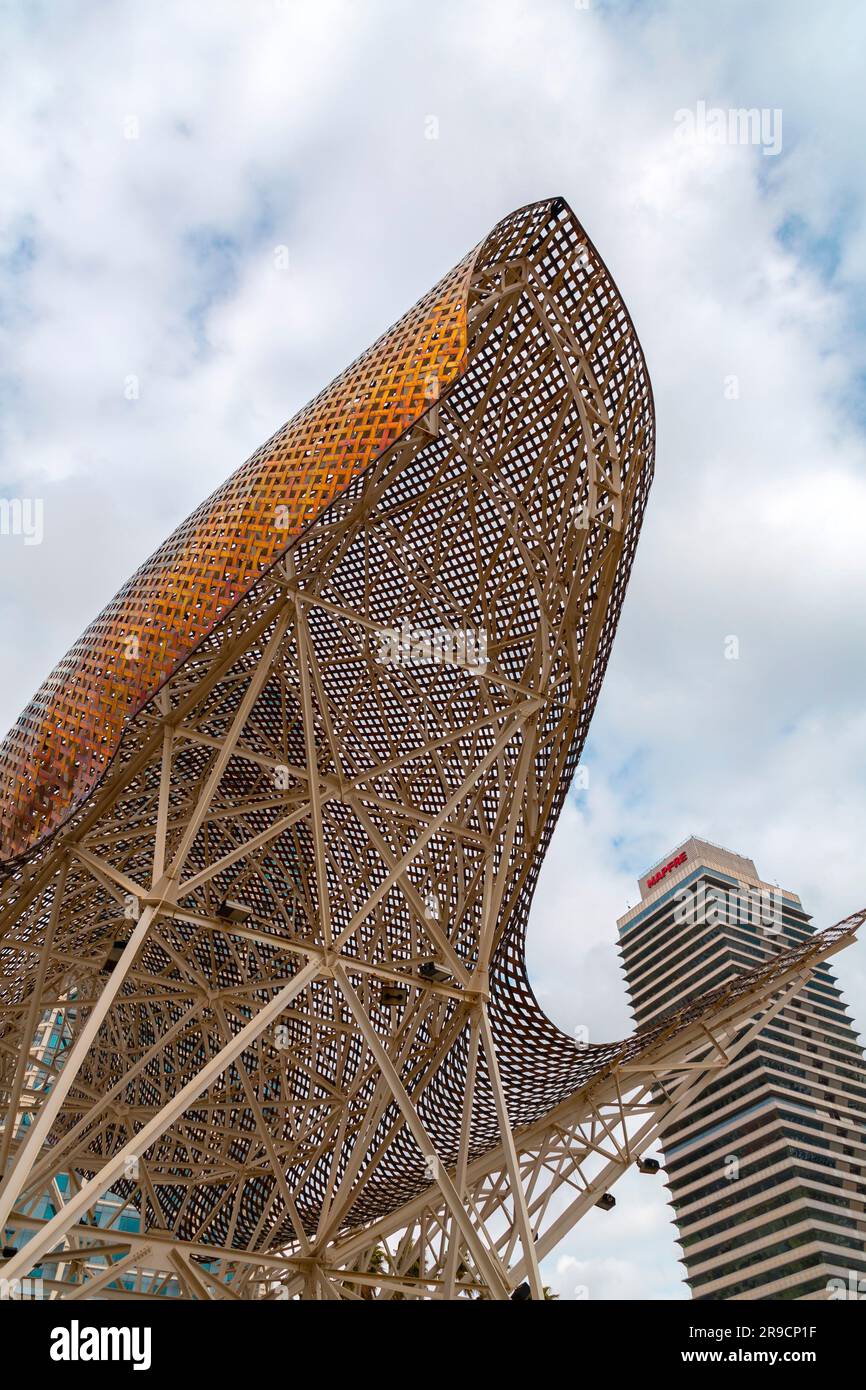 Barcelone, Espagne - 13 FÉVRIER 2022 : la sculpture géante de poissons d'or, El Peix de Frank Gehry, située sur le port Olypmique de Barcelone, Catalogne, Espagne. Banque D'Images