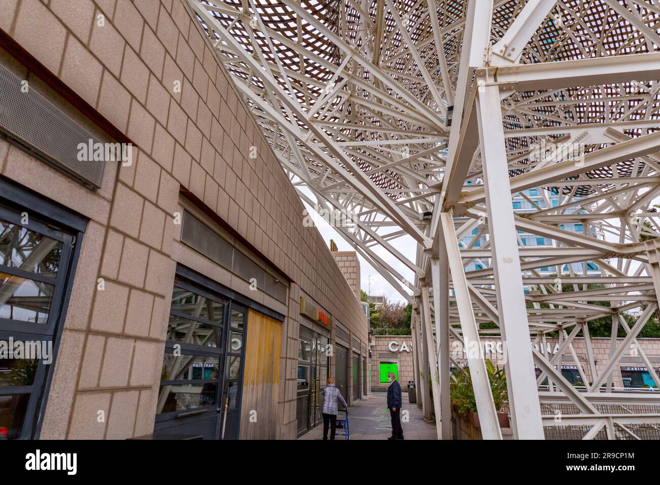 Barcelone, Espagne - 13 FÉVRIER 2022 : la sculpture géante de poissons d'or, El Peix de Frank Gehry, située sur le port Olypmique de Barcelone, Catalogne, Espagne. Banque D'Images