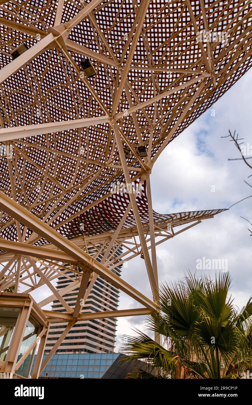 Barcelone, Espagne - 13 FÉVRIER 2022 : la sculpture géante de poissons d'or, El Peix de Frank Gehry, située sur le port Olypmique de Barcelone, Catalogne, Espagne. Banque D'Images