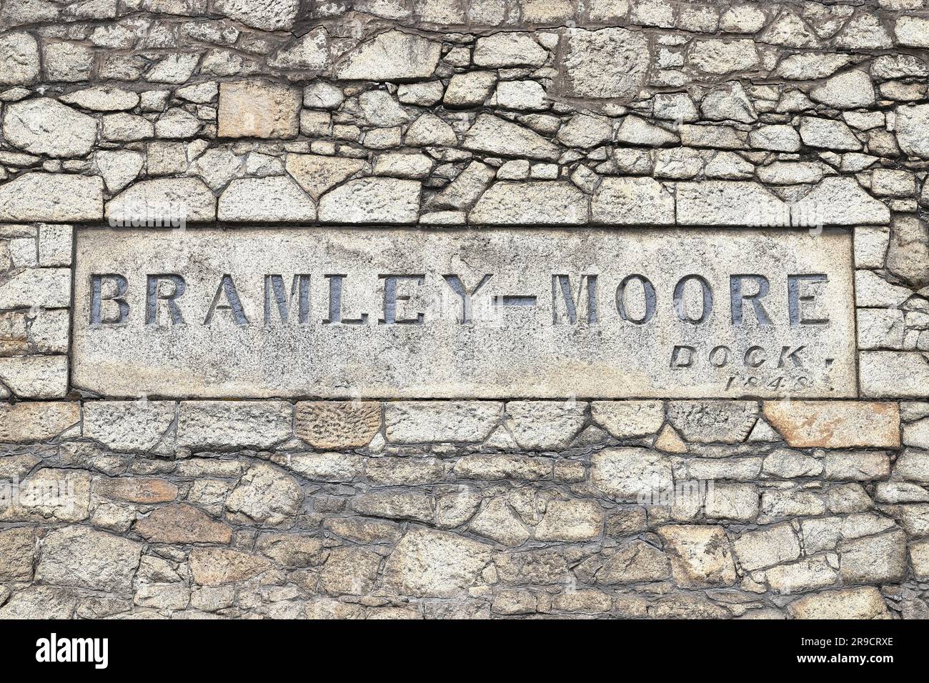 Une pierre gravée à l'extérieur du quai de Bramley Moore sur le front de mer de Liverpool. Le quai sera la nouvelle demeure du club de football d'Everton. Banque D'Images