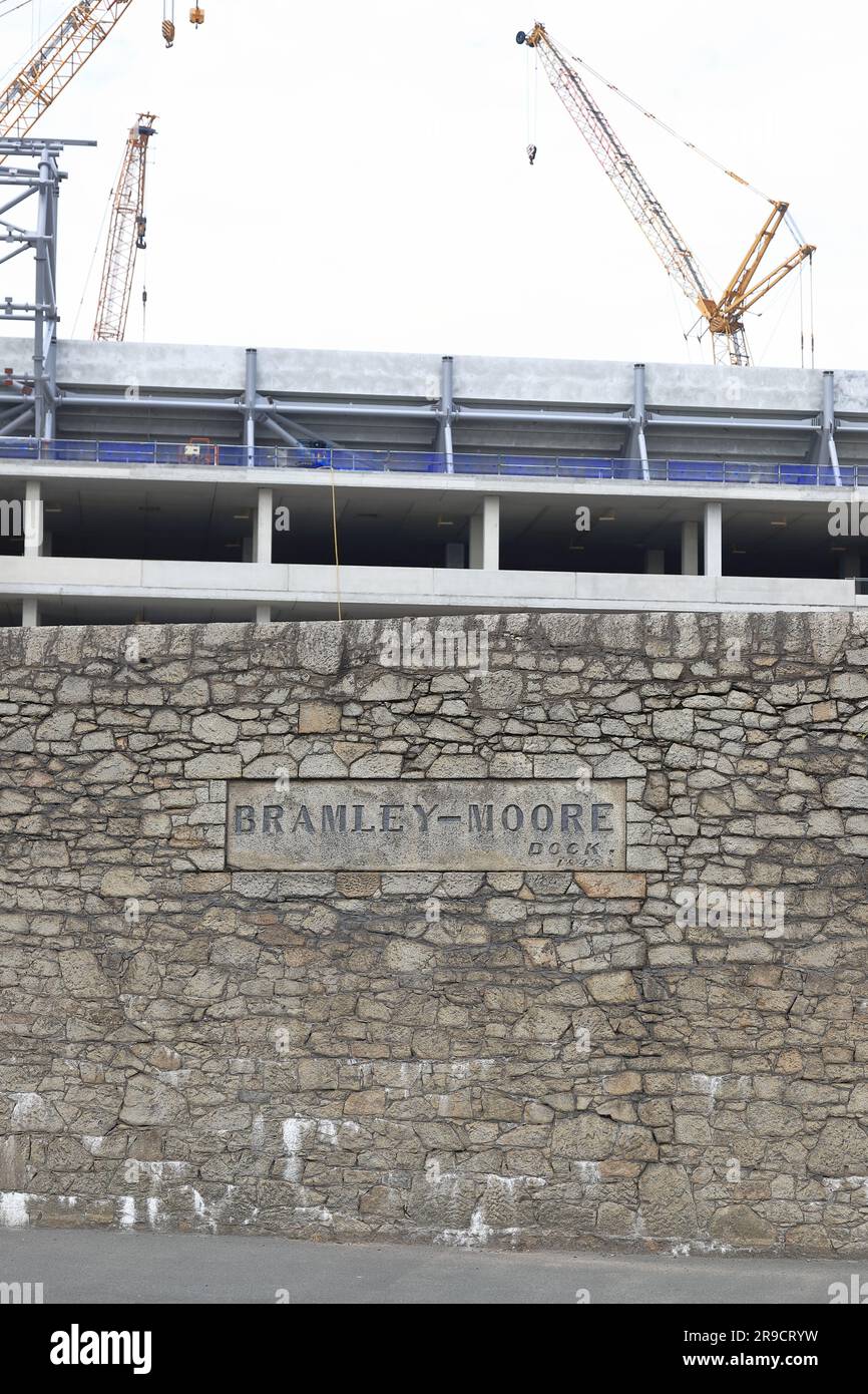 Le nouveau stade du club de football d'Everton s'élève au-dessus des murs du quai de Bramley Moore, au bord de l'eau de Liverpool. Le stade doit être achevé en 2024. Banque D'Images