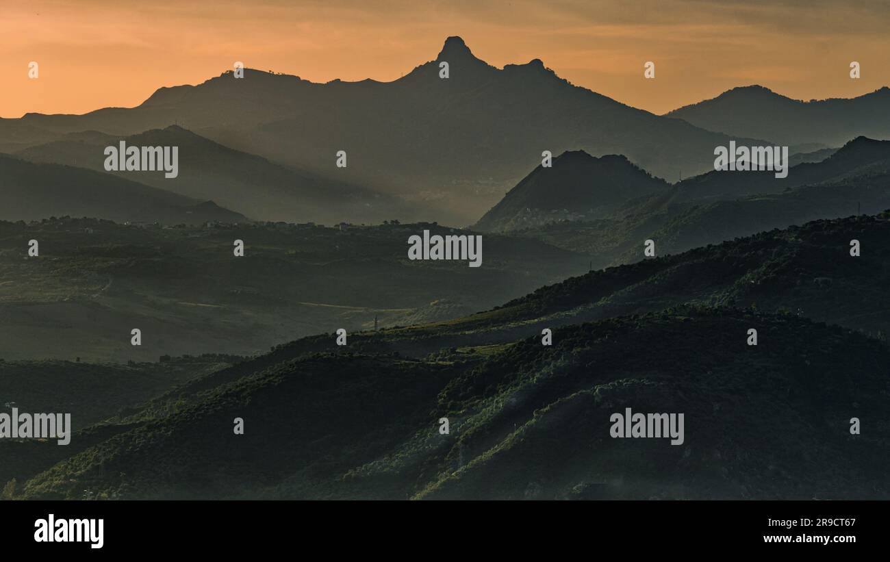 Aube sur les montagnes de Nebrodi entre brume et brouillard. Tindari, Patti, Messine province, Sicile, Italie, Europe Banque D'Images