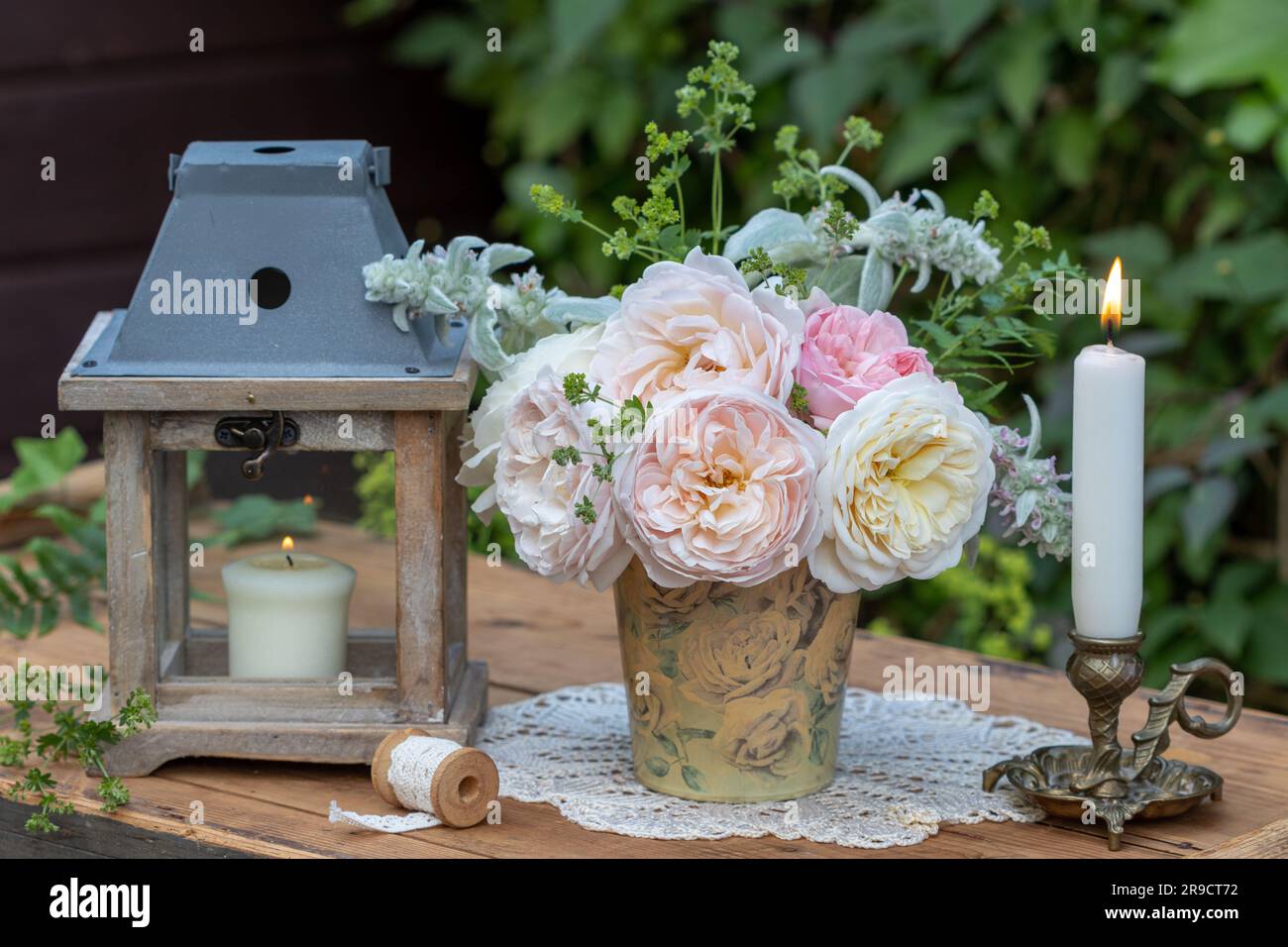 arrangement romantique avec bouquet de roses anglaises et bougies Banque D'Images