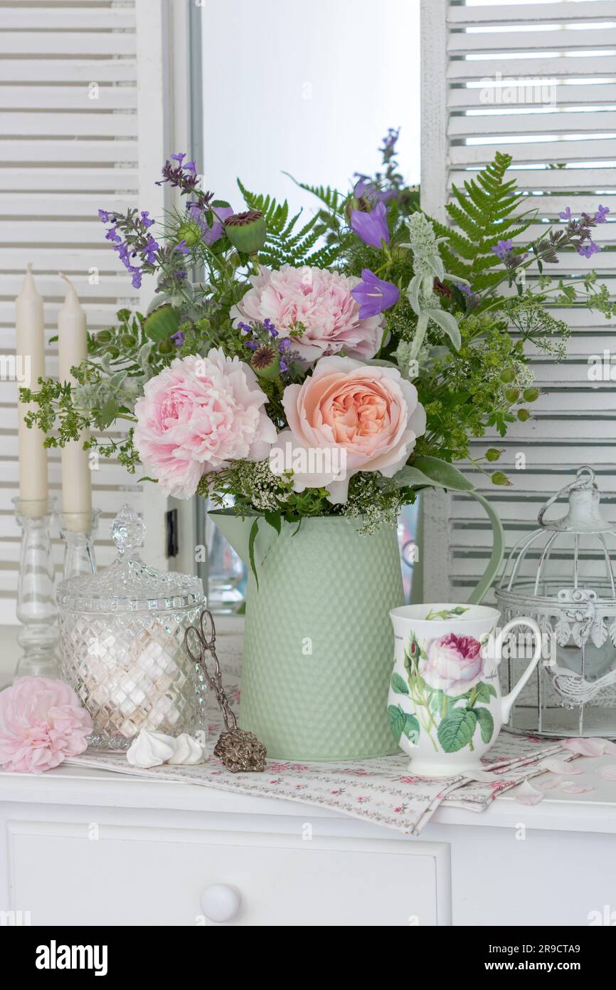 arrangement romantique avec bouquet de roses, pivoines et fleurs d'été en carafe vintage Banque D'Images